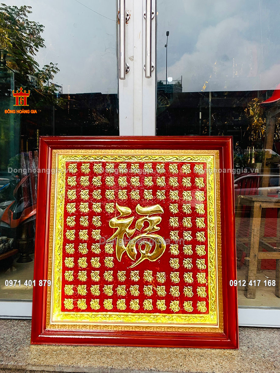 Từng đường nét trên bức tranh được chạm khắc tỉ mỉ và tinh xảo